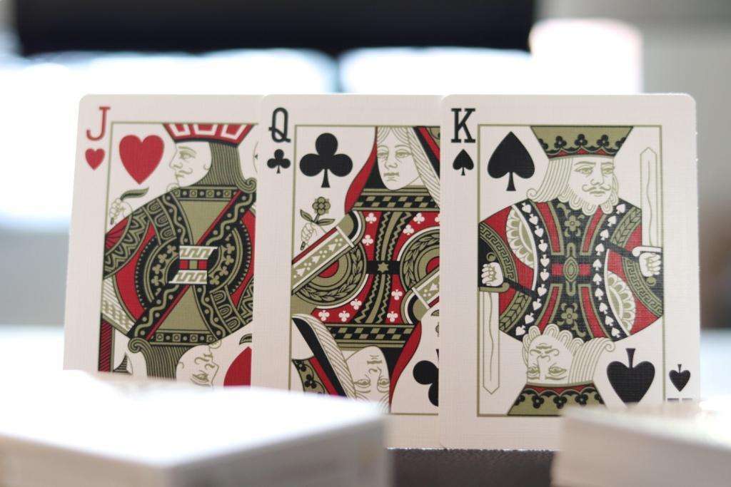 PlayingCardDecks.com-Regalia White Gold Luxury Playing Cards Cartamundi